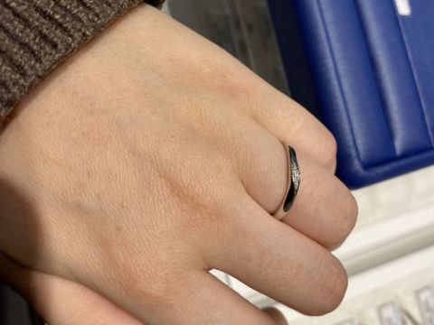 【銀座ダイヤモンドシライシの口コミ】 最初、ダイヤモンドが入っていない指輪にしようと思ったのですが、試着し…