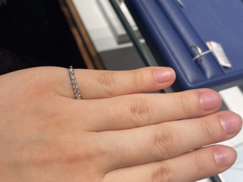 【銀座ダイヤモンドシライシの口コミ】 ダイヤがキラキラ綺麗で横から見た時のデザインも気に入りました。
付け心…