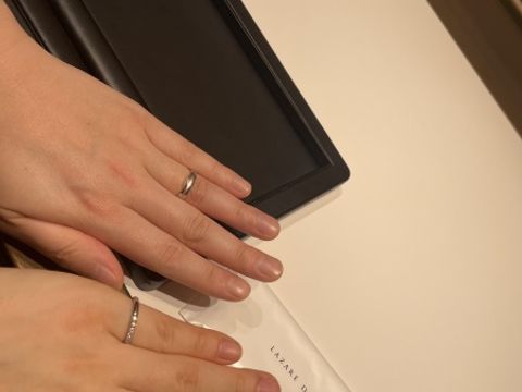 【ラザール ダイヤモンド(LAZARE DIAMOND)の口コミ】 一つのデザインは真ん中がマットになっていてシンプルながらもおしゃれで…