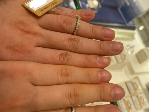 【MAHARAJA DIAMOND(マハラジャダイヤモンド)の口コミ】 エタニティリングもかわいいと話していたところ出していただき3面にダイヤ…