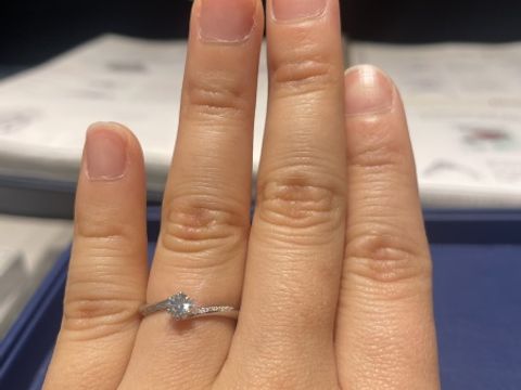 【銀座ダイヤモンドシライシの口コミ】 ラインメレの中でも、自分から相手から上からもダイヤが見えるデザインで…