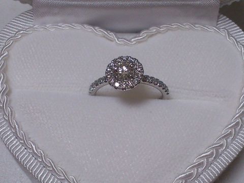 【LEHAIM(レハイム)の口コミ】 センターダイヤモンドが大きく見えて、回りのメレダイヤがとても華やかで…