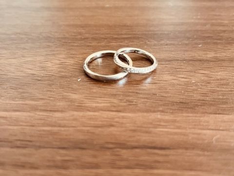 【4℃ BRIDAL(ヨンドシーブライダル)の口コミ】 指輪のデザインも素敵でした。ウェーブが掛かっており、男用には艶消しの…
