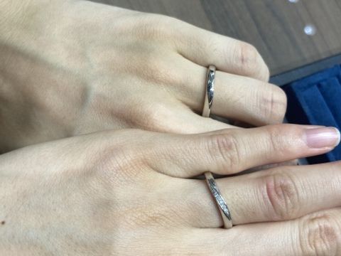 【4℃ BRIDAL(ヨンドシーブライダル)の口コミ】 ダイヤが入っているタイプのものを探していました。このお店でタイプに当…