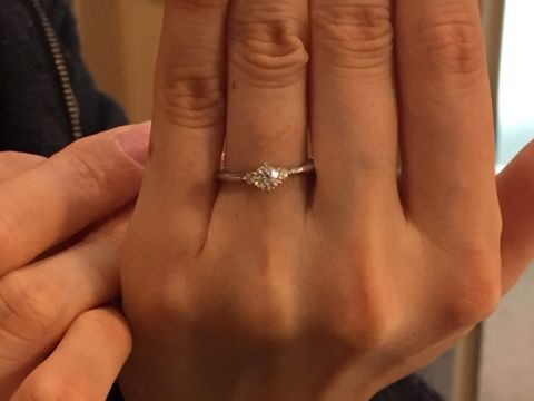 【ロイヤル・バローヌの口コミ】 なるべくシンプルな枠で、メレダイヤ2つのタイプが良かったので、これを選…