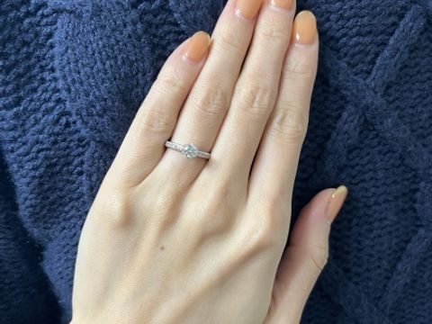 【銀座ダイヤモンドシライシの口コミ】 アーム部分に細かく並ぶダイヤモンドが上品で、中心のダイヤの輝きを邪魔…