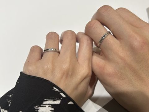 【ラザール ダイヤモンド(LAZARE DIAMOND)の口コミ】 シンプルですが、上下にミル打ちがされておりダイヤが一粒付いているデザ…