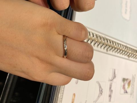 【銀座ダイヤモンドシライシの口コミ】 少しダイヤモンドが入っているので、指輪を見るたびに嬉しい気持ちになり…