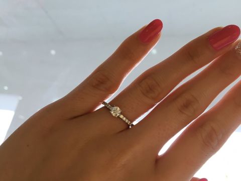 【トリニティ(Trinity)の口コミ】 とにかくキラキラした婚約指輪が欲しくて探していました。
できるだけ着け…