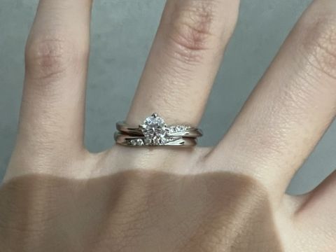 【アイプリモ(I-PRIMO)の口コミ】 婚約指輪と結婚指輪を重ね付けして日常使いしたいと考えていたので、重ね…