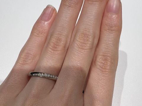 【ラザール ダイヤモンド(LAZARE DIAMOND)の口コミ】 メレダイヤモンドが幅広く入っており、キラキラ感が強いのが素敵でした。…