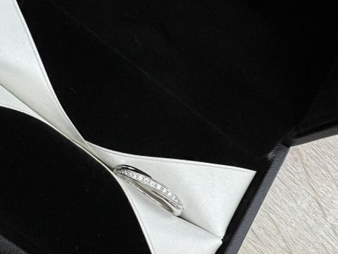 【エクセルコダイヤモンド(EXELCO DIAMOND)の口コミ】 ストレート型でありながら、メレダイヤモンドが斜めに入っているのでウェ…