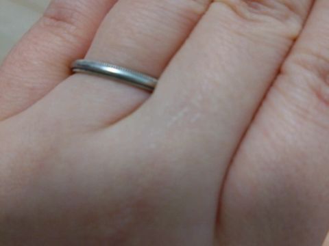 【ティファニー(Tiffany & Co.)の口コミ】 定番テイストのシンプルなデザインですので、ペアでつけるのももちろん、…