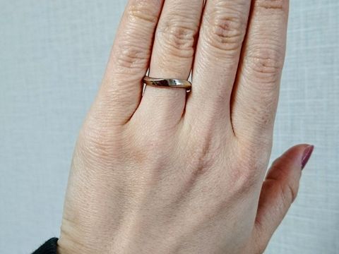 【FIRST DIAMOND(ファーストダイヤモンド)の口コミ】 私も主人もシンプルでいつまでも付けていられるような指輪、でも人とはあ…
