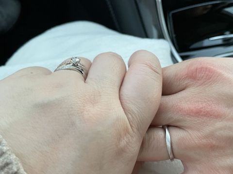 【アイプリモ(I-PRIMO)の口コミ】 ウェーブがかったデザインで、婚約指輪と重ね付けしたときに綺麗に見える…