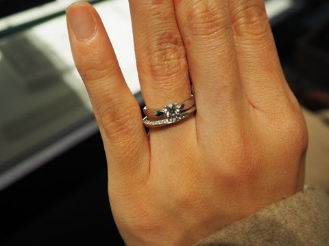 【銀座ダイヤモンドシライシの口コミ】 ダイヤモンドがたくさん付いているものがいいと思い、探していました。た…