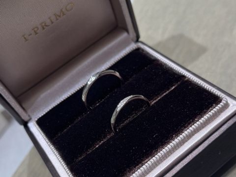 【アイプリモ(I-PRIMO)の口コミ】 女性側の指輪には流れるようにダイヤが付いていて、指にはめるととてもキ…