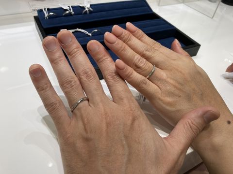 【4℃ BRIDAL(ヨンドシーブライダル)の口コミ】 シンプルですが、可愛いデザインのものが多いように思いました。
店員さん…