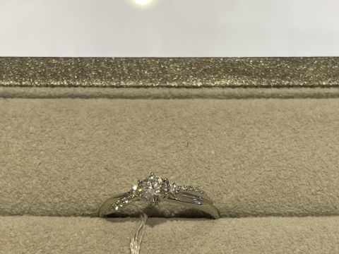 【STAR JEWELRY(スタージュエリー)の口コミ】 スタージュエリーの名前にもある星のモチーフがセンターのダイヤモンドの…