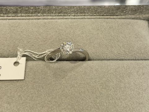 【STAR JEWELRY(スタージュエリー)の口コミ】 ショーケースの中でもひときわ輝きを放っている指輪でした。実際に出して…