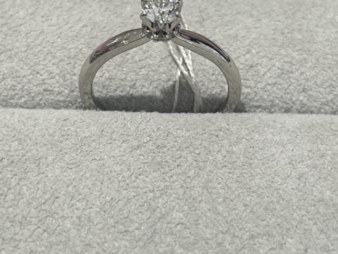 【STAR JEWELRY(スタージュエリー)の口コミ】 この指輪は本当にデザインが珍しく、鉤爪の下の部分に輪っかが着いていて…