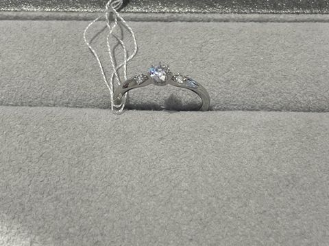 【STAR JEWELRY(スタージュエリー)の口コミ】 指輪のデザインは王道な感じでした。センターに大きめの粒のダイヤがひと…