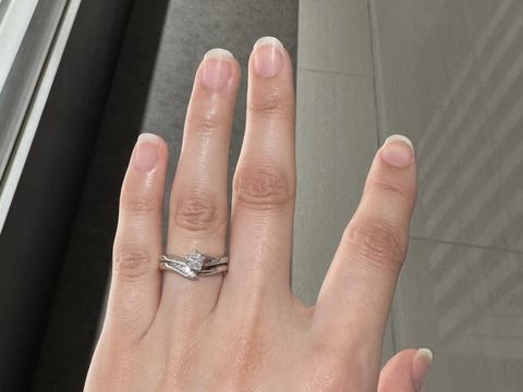 【俄(にわか)の口コミ】 指が長く見えるデザインかつ、とても個性的でした。特にダイヤをとめるた…