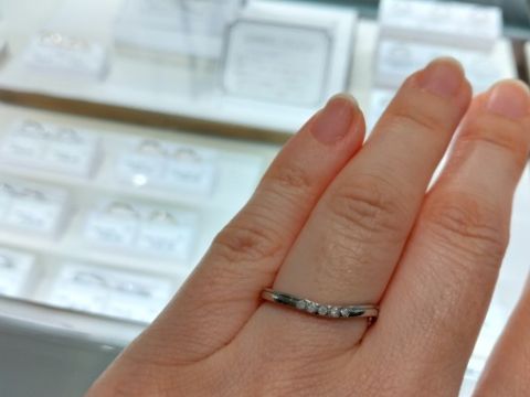 【CHARMY(チャーミー)の口コミ】 硬度と強度が高い「鍛造製法」を取り入れたリングの取り扱いがあります。
…