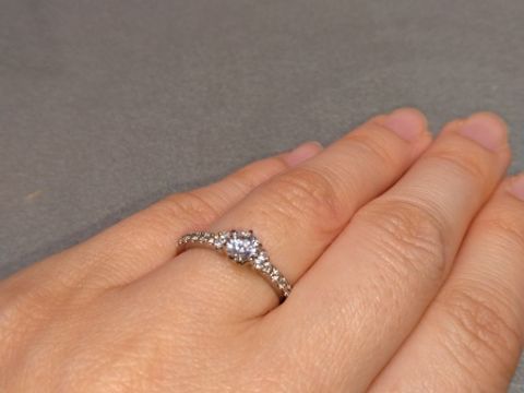 【アイプリモ(I-PRIMO)の口コミ】 普段使いがしやすくて、ダイヤモンドを包む爪の部分の高さが低いデザイン…