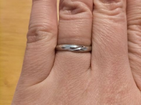 【アイプリモ(I-PRIMO)の口コミ】 ルキナの婚約指輪と重ね付けをしてもシンプルで流行り廃りのないデザイン…