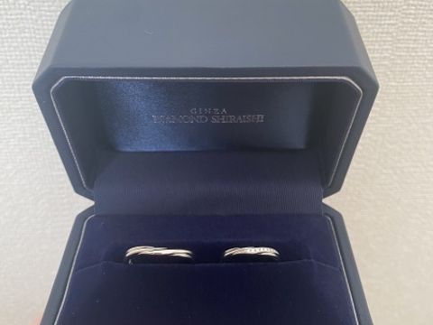【銀座ダイヤモンドシライシの口コミ】 Vのデザインが指を細長く見せてくれて綺麗です。
ダイヤが12石埋め込まれ…
