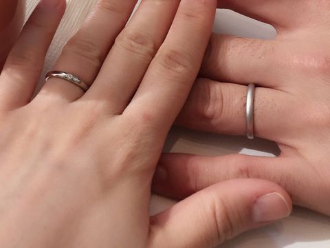 【GALA JEWELRY(ガラジュエリー)の口コミ】 シンプルで着け心地がよく気に入りました。新郎の方は、オプションでつや…