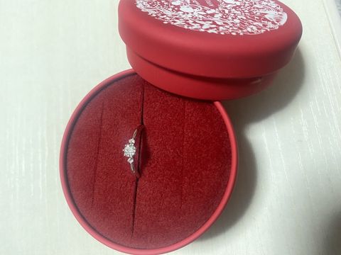 【AFFLUX(アフラックス)の口コミ】 デザインが良く、ダイヤモンドの輝きもあり、存在感があり、とてもかわい…