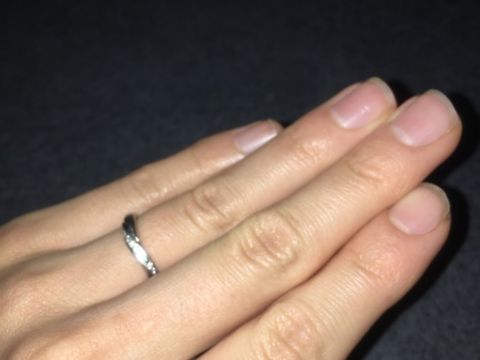 【4℃ BRIDAL(ヨンドシーブライダル)の口コミ】 ダイヤのつき具合が綺麗に光り輝き、S字が指を美しく見せてくれる。
また…