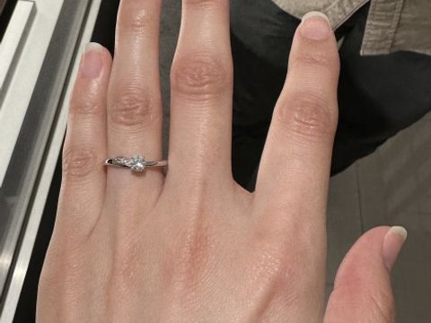 【俄(にわか)の口コミ】 Vウェーブの指輪です。指輪が長く見えるデザインで、真ん中のダイヤの左側…