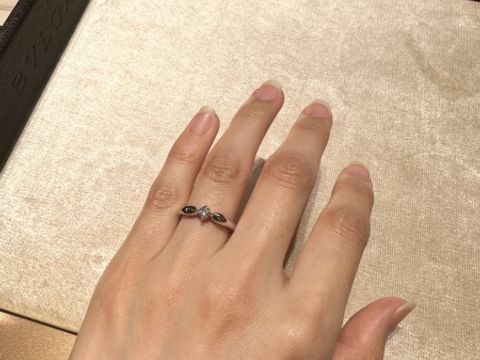 【ブルガリ(BVLGARI)の口コミ】 真ん中のストーンを挟んで左右のぷっくりとしたデザインが好きで試着させ…