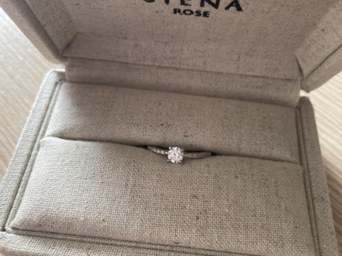【SIENAROSE(シエナロゼ)の口コミ】 メレが可愛い！指が細く長く見えます。ダイヤの存在感もあって、婚約指輪…