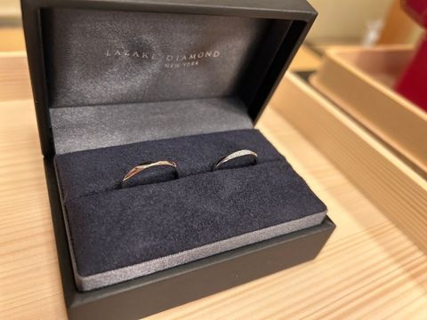 【ラザール ダイヤモンド(LAZARE DIAMOND)の口コミ】 女性用はダイヤがやや斜めに入っています。カッティングブランドだけあっ…