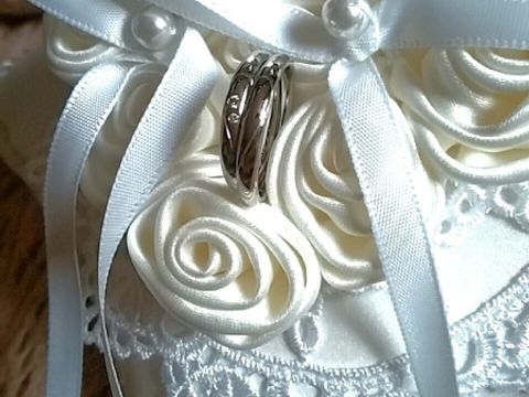 【4℃ BRIDAL(ヨンドシーブライダル)の口コミ】 結婚1年記念に合わせて指輪を買うことになり見に行きました。
婚約指輪と…