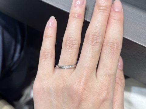 【ROYAL ASSCHER(ロイヤル・アッシャー)の口コミ】 シンプルな形でメレダイヤが少し入っているもの、という条件で探していま…