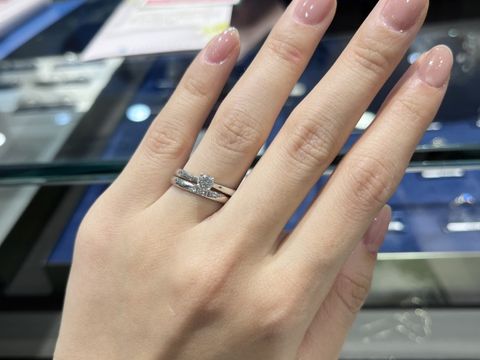 【ROYAL ASSCHER(ロイヤル・アッシャー)の口コミ】 ストレートの結婚指輪と決めていたので、婚約指輪についても重ね付けして…