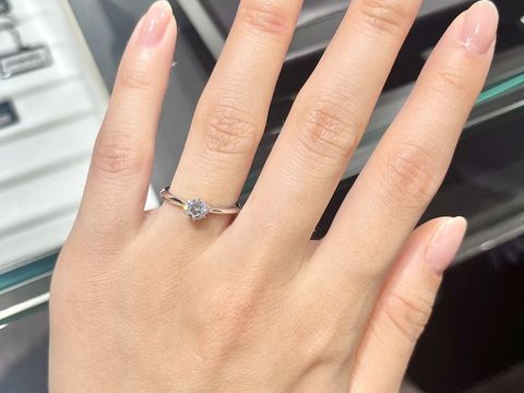 【ラザール ダイヤモンド(LAZARE DIAMOND)の口コミ】 ストレートのソリテールが気になるとお伝えし、提案していただいたのがこ…