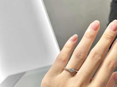 【ラザール ダイヤモンド(LAZARE DIAMOND)の口コミ】 結婚指輪と重ね付けした時に馴染み、かつ婚約指輪単体でつけた時にも手元…
