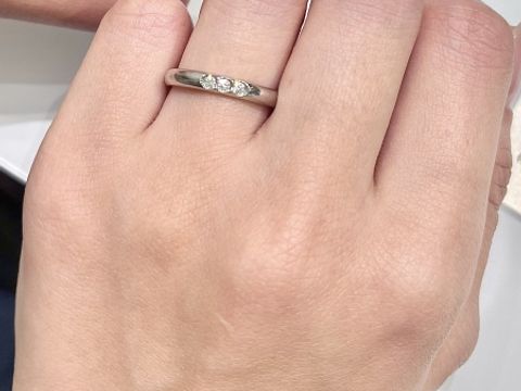 【ROYAL ASSCHER(ロイヤル・アッシャー)の口コミ】 ストレートタイプでメレダイヤ3石が理想だったので、ネットで調べた上で試…