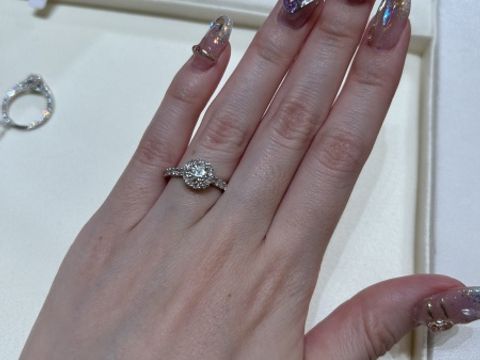 【グラフ(GRAFF)の口コミ】 指輪のデザインは候補であるパヴェデザインでしたので、グラフがずっと候…