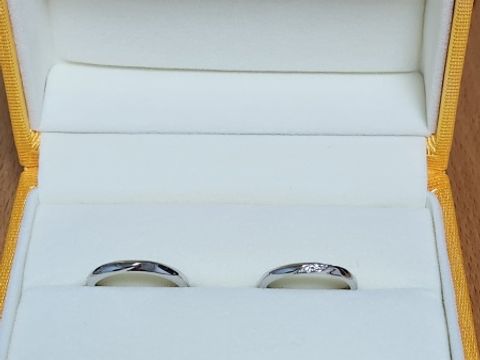 【ケイウノ ブライダル(K.UNO BRIDAL)の口コミ】 3粒のメレダイヤがキラッと光る、控えめだけど上品な印象の結婚指輪です。…