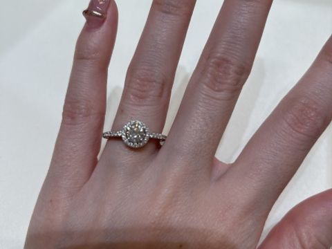 【グラフ(GRAFF)の口コミ】 とてもキラキラでいたるところにダイヤがありテンションの上がる指輪でし…