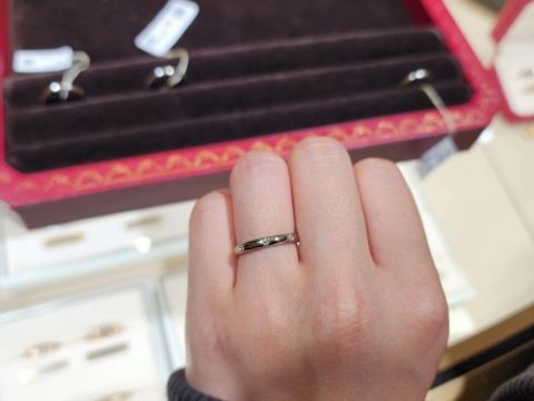 【カルティエ(Cartier)の口コミ】 太さは2.6mmで一般的。ダイヤが3石入っているので、結構輝いて見える。
た…