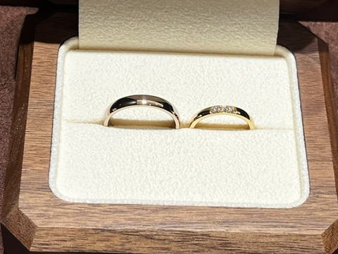 【TANZO.(鍛造指輪)の口コミ】 まず婚約指輪と綺麗に重ね付けがしたいので、結婚指輪と婚約指輪は同じブ…