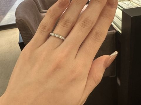 【アイプリモ(I-PRIMO)の口コミ】 ハーフエタニティで、鍛造なため指輪のフチが少なくダイヤが大きいです。
…